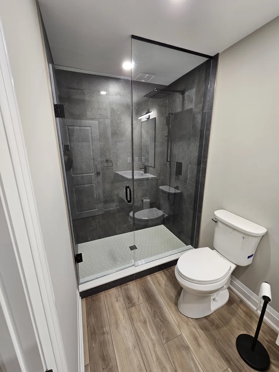 Basement idea, the bathroom: a finished basement in East Gwillimbury by Harmony Basements