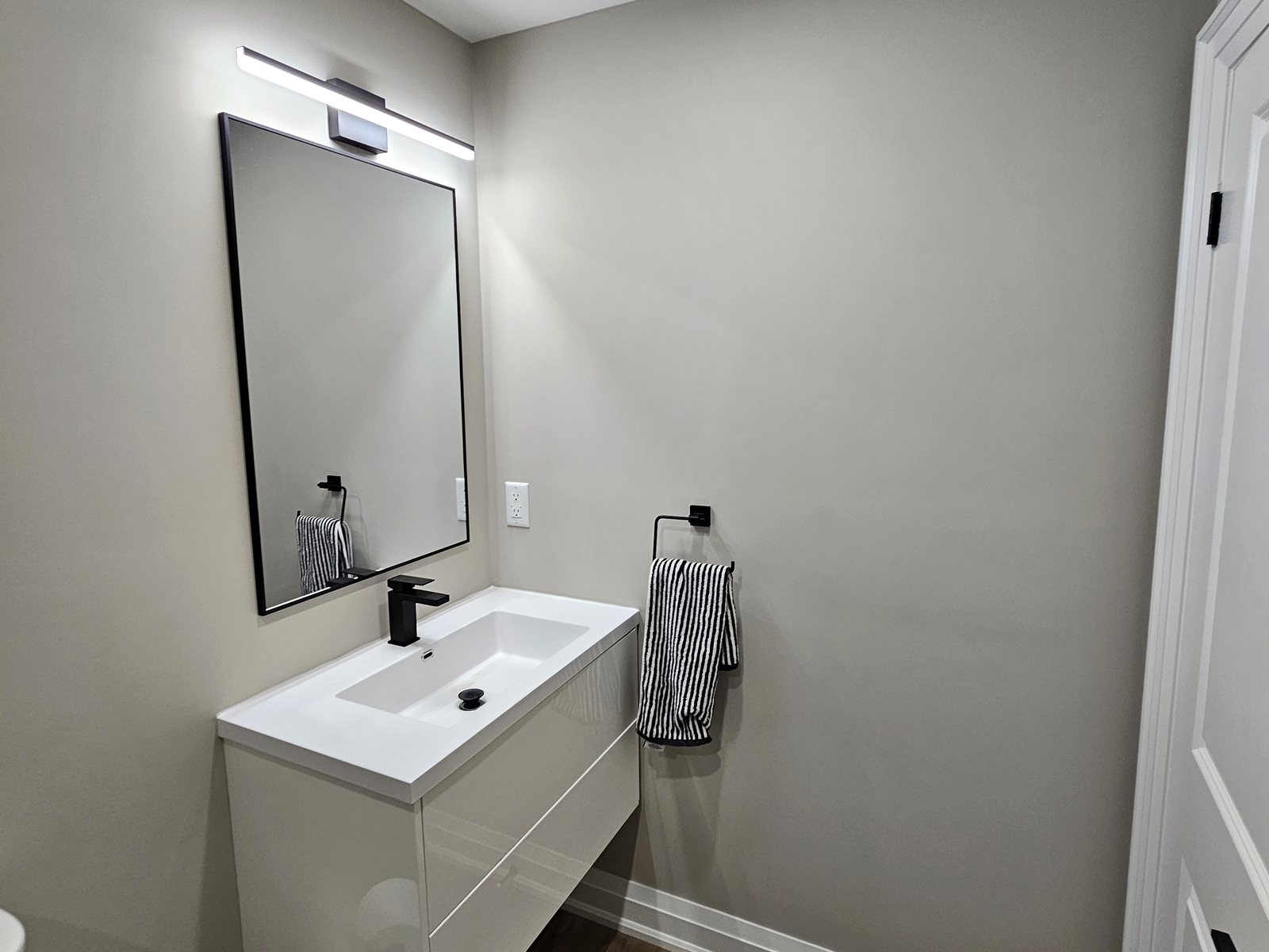 Basement idea, the bathroom: a finished basement in East Gwillimbury by Harmony Basements
