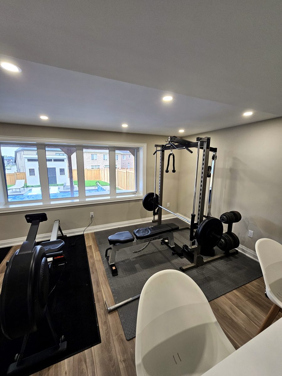 Basement idea, the home gym: a finished basement in East Gwillimbury by Harmony Basements