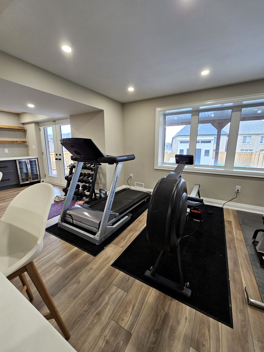 Basement idea, the home gym: a finished basement in East Gwillimbury by Harmony Basements