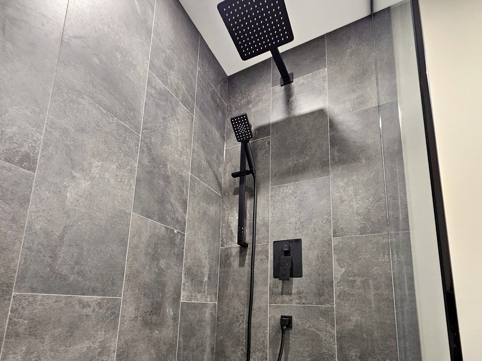 Basement idea, the bathroom: a finished basement in East Gwillimbury by Harmony Basements
