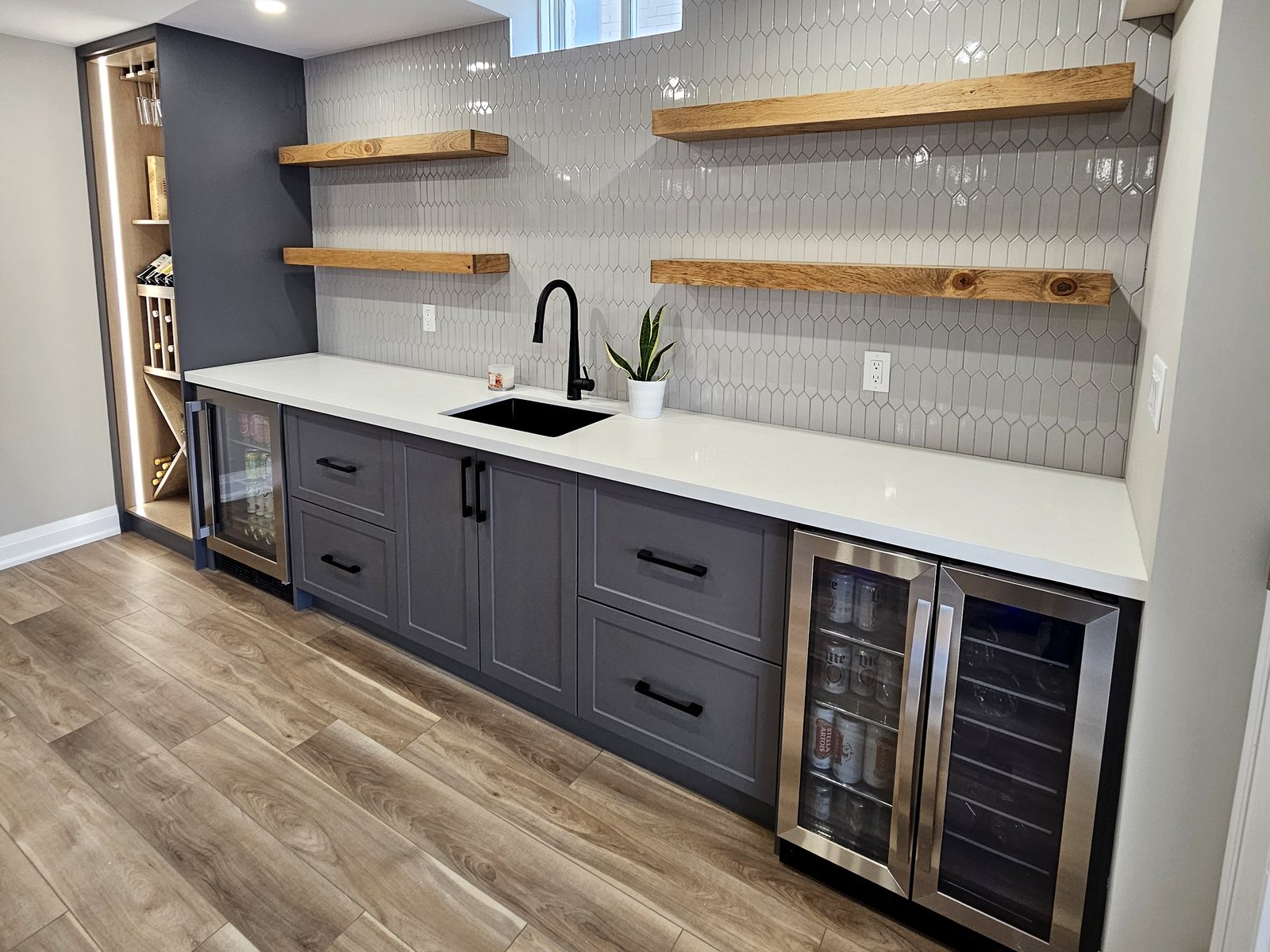 Basement idea, the wet bar: a finished basement in East Gwillimbury by Harmony Basements