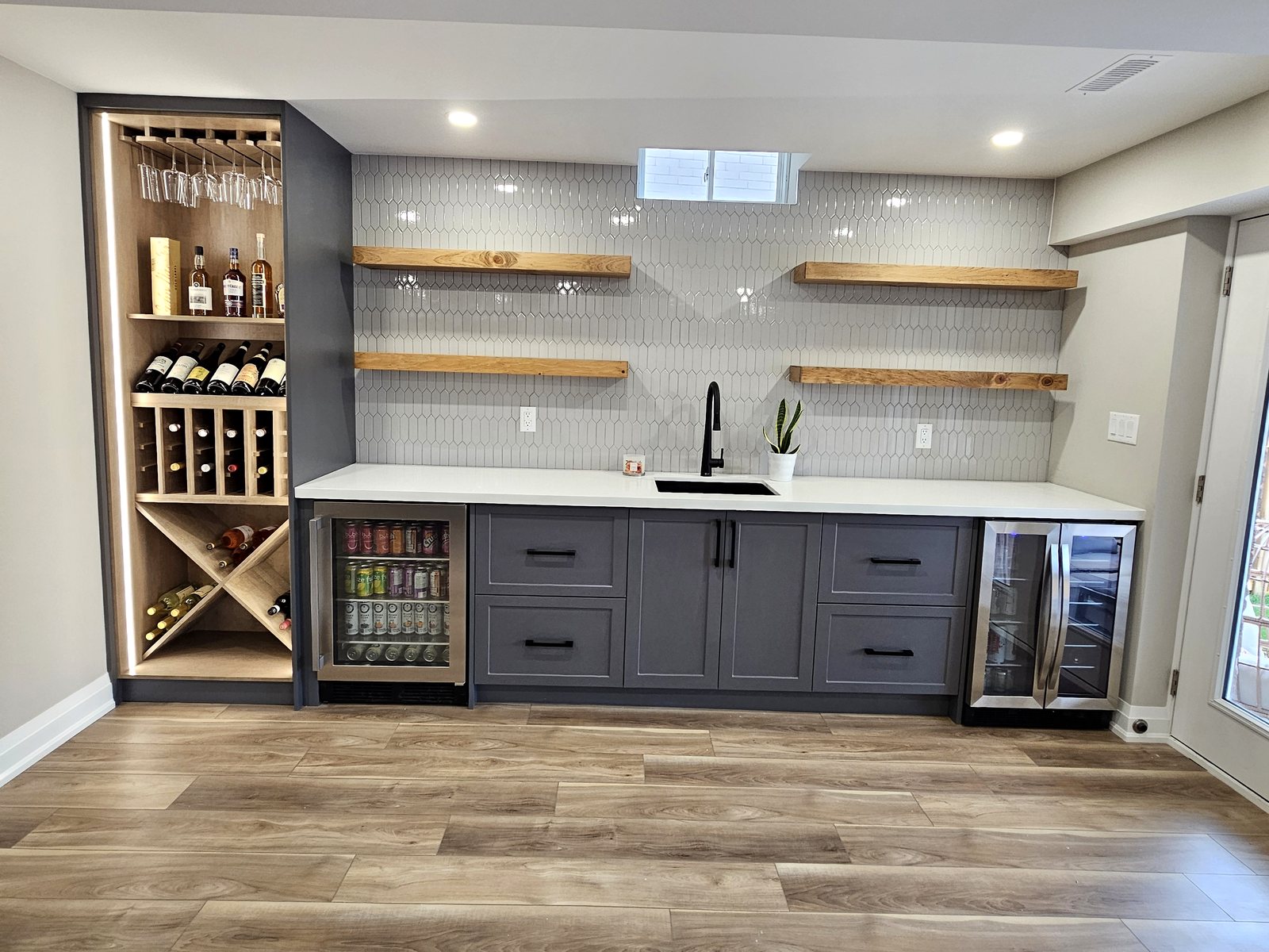 Basement idea, the wet bar: a finished basement in East Gwillimbury by Harmony Basements