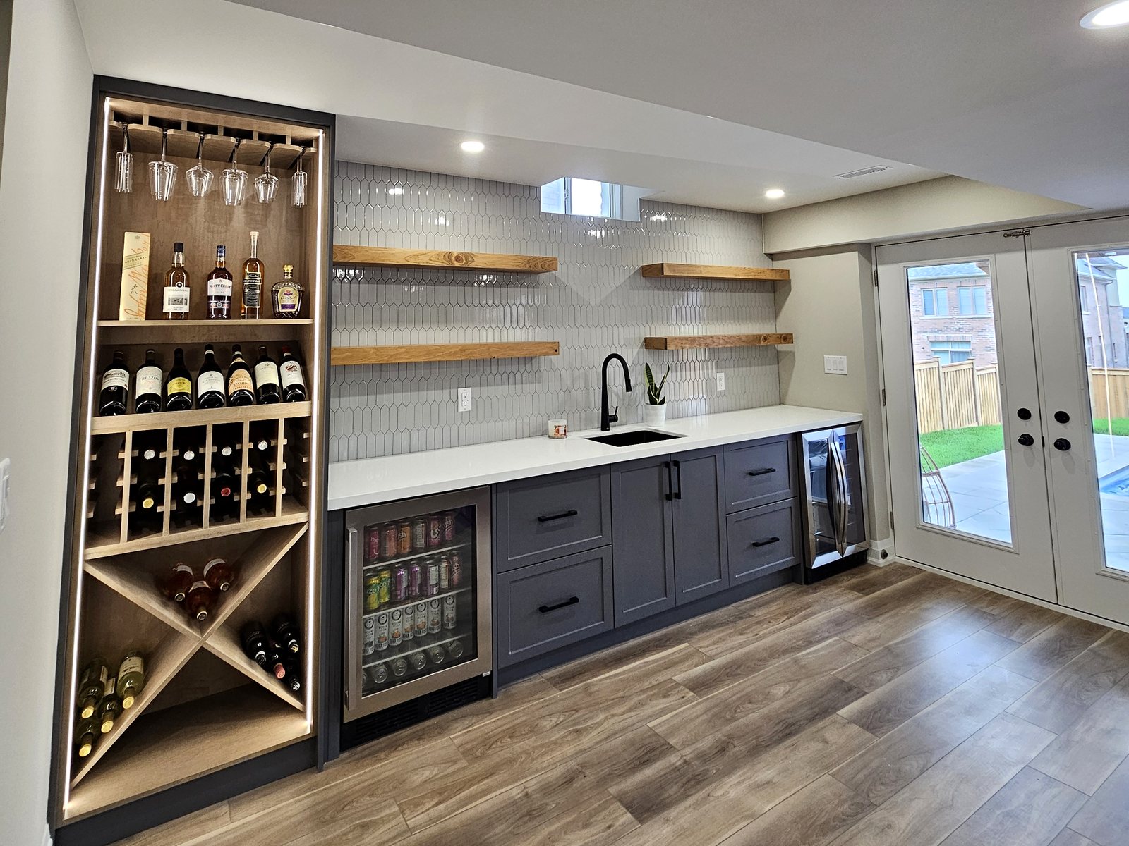 Basement idea, the wet bar: a finished basement in East Gwillimbury by Harmony Basements