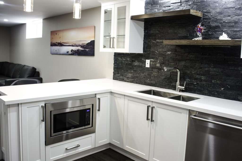 Basement idea, the wet bar: a finished basement in Toronto by Harmony Basements