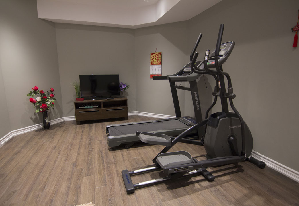 The home gym in a finished basement in Concord, Vaughan by Harmony Basements