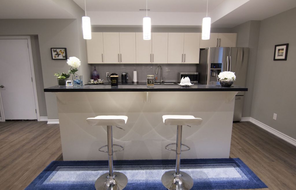 Basement idea, the wet bar: a finished basement in Vaughan by Harmony Basements