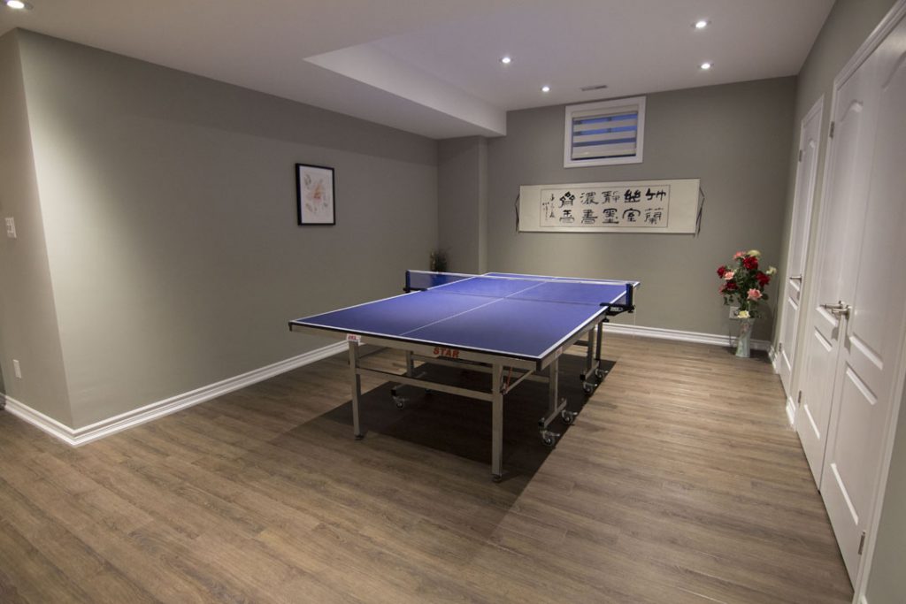 Basement idea, the games room: a finished basement in Vaughan by Harmony Basements
