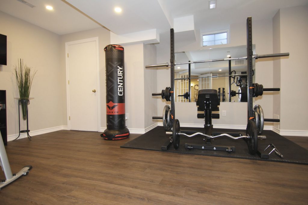 Basement idea, the home gym: a finished basement in King City by Harmony Basements
