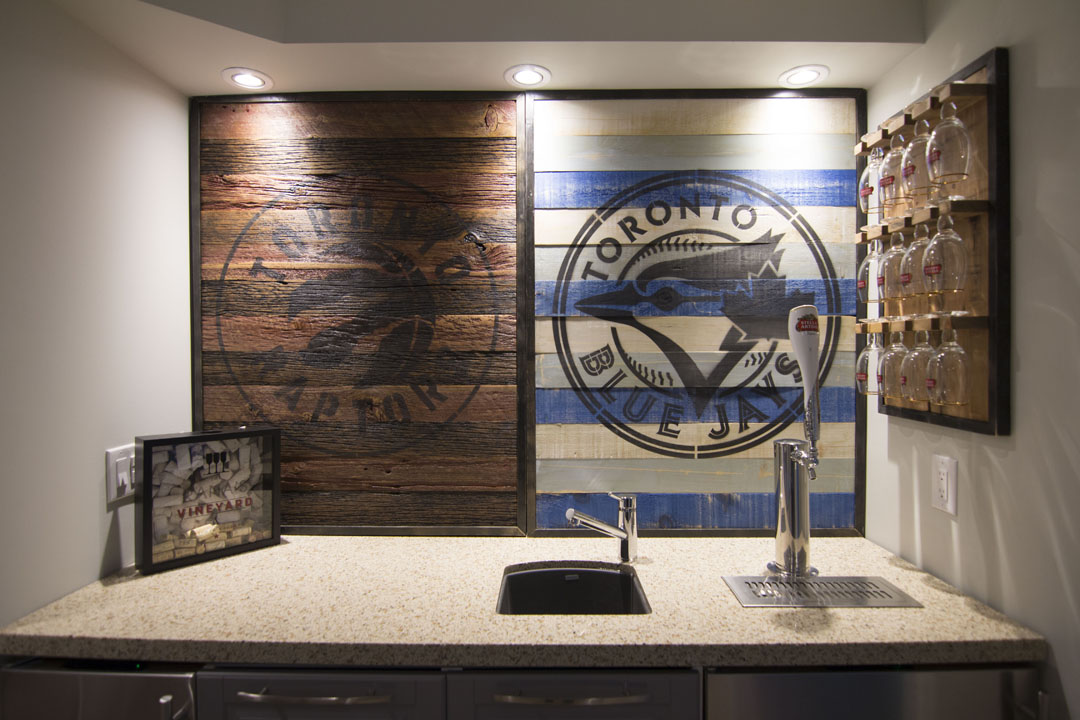 Basement bar in Kleinburg, by Harmony Basements