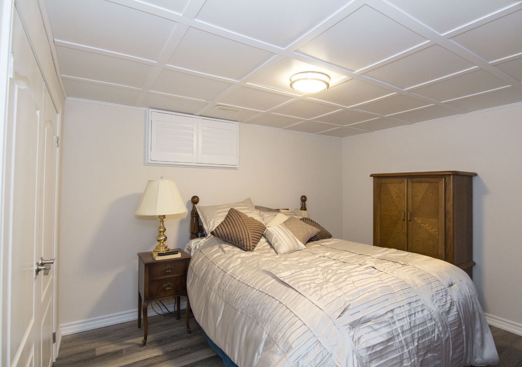 Basement bedroom in Etobicoke: a second bedroom, by Harmony Basements