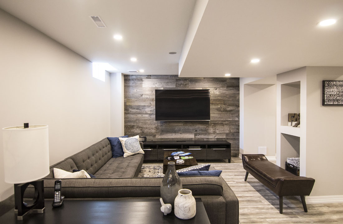 Basement family room in Mississauga: a reclaimed-wood accent wall, by Harmony Basements