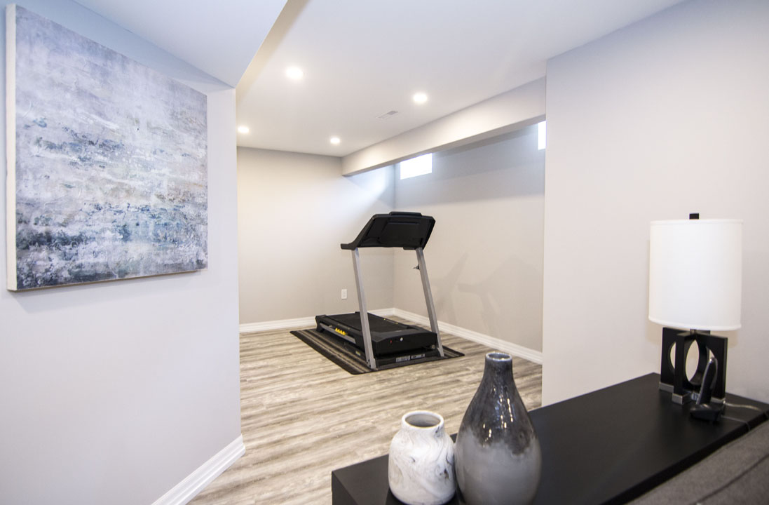 Basement home gym in Mississauga: an exercise room, by Harmony Basements