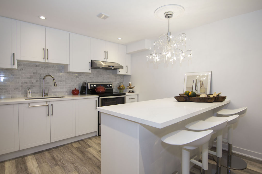 Basement kitchen island in Scarborough: a full kitchen, by Harmony Basements