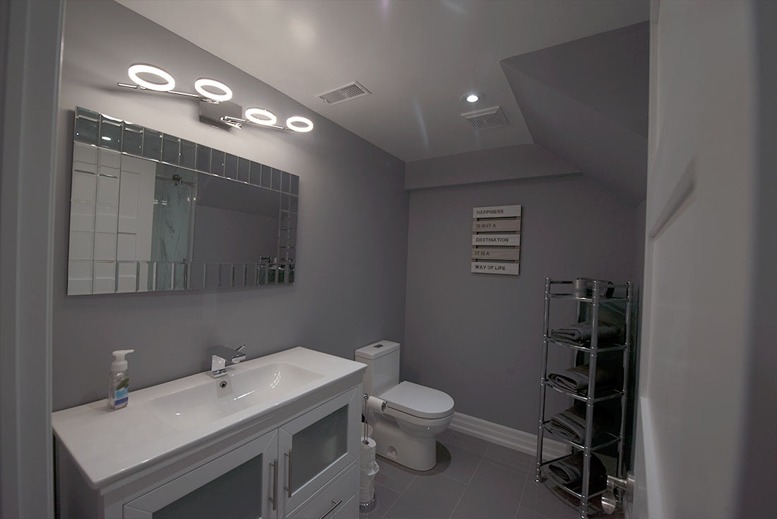 Basement washroom in Aurora: a three-piece bathroom, by Harmony Basements