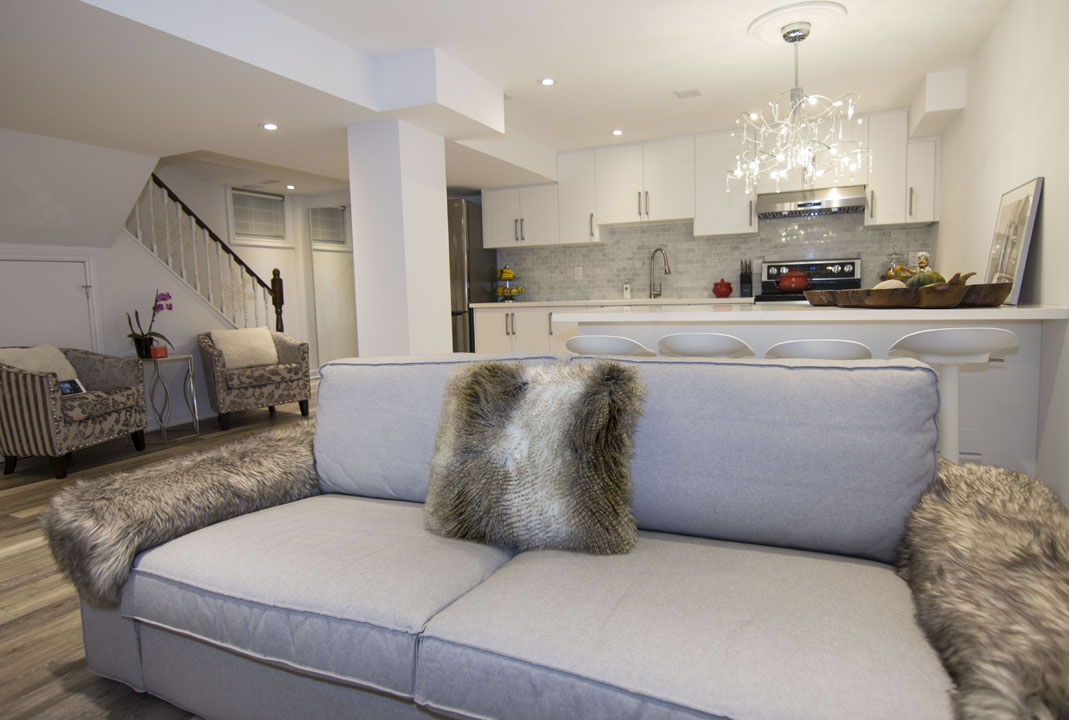 Open-concept basement in Scarborough: the living area, the kitchen and the stair, by Harmony Basements